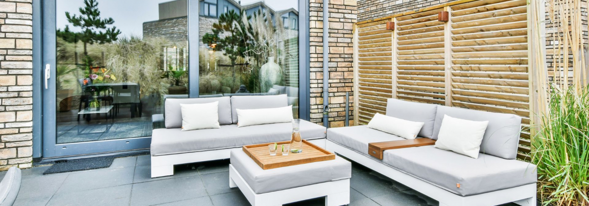 Carrelage de terrasse à Pézenas, Caux et Tourbes : bien la choisir pour profiter de l'été
